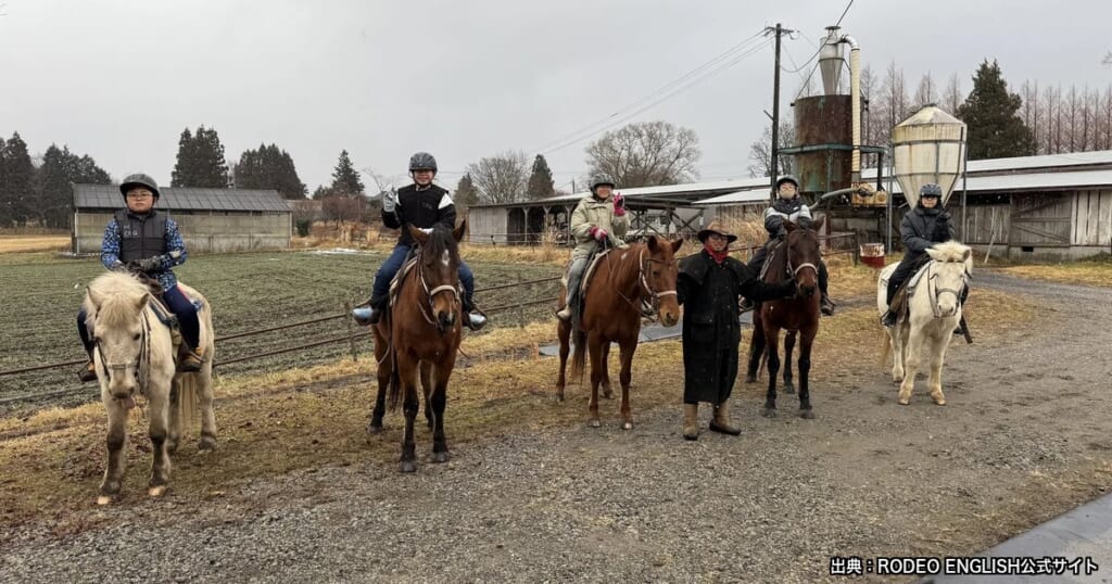 RODEO ENGLISHのイングリッシュキャンプで乗馬を体験する子どもたち