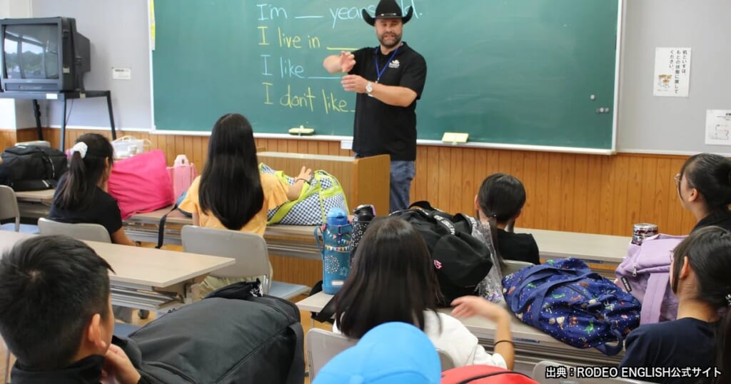 RODEO ENGLISHのイングリッシュキャンプで、ネイティブ講師の英語レッスンを受ける子どもたち