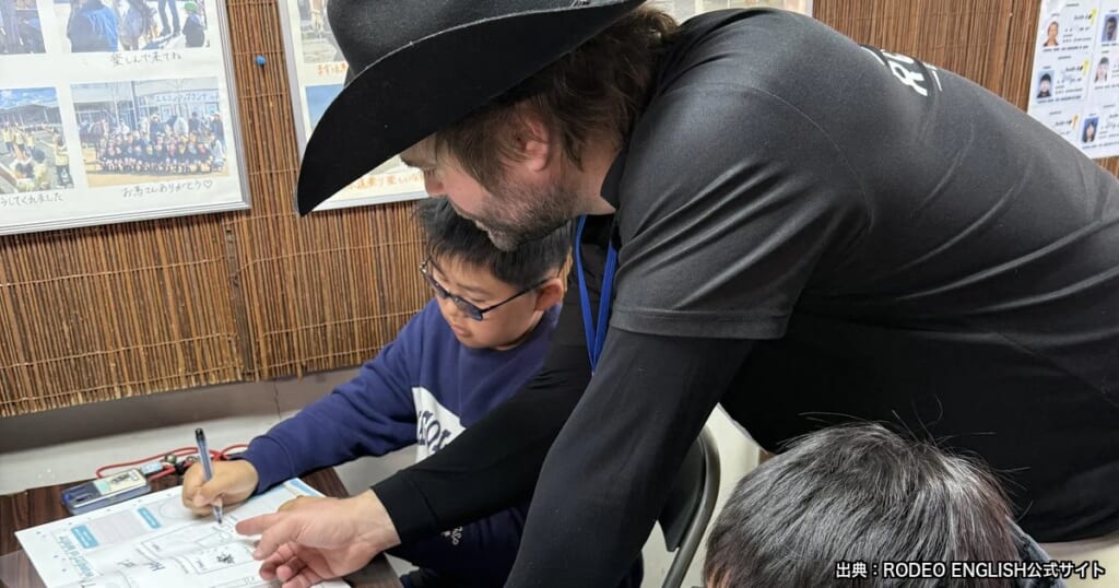 RODEO ENGLISHのイングリッシュキャンプで、講師が子どもに付き添って教えている様子